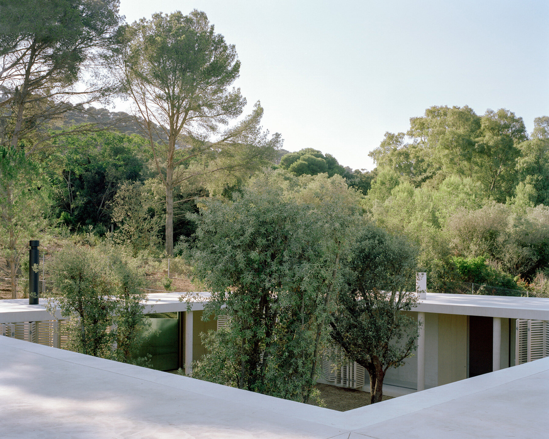 thin-floating-roof-arquitectura-g-colonnaded-courtyard-house-spain-designboom-large03