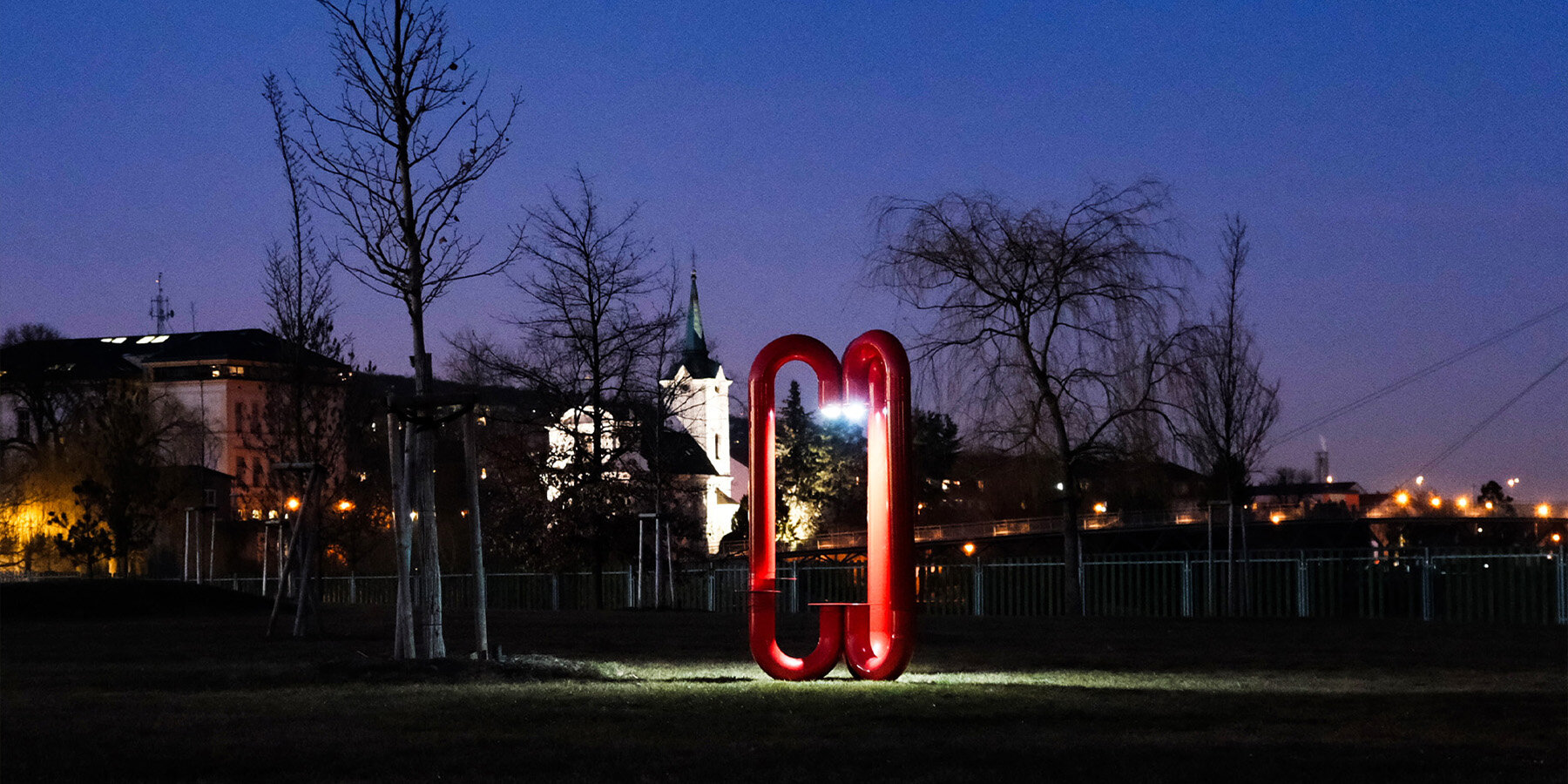 tripus-matyas-barak-three-legged-public-space-installation-designboom-1800-3