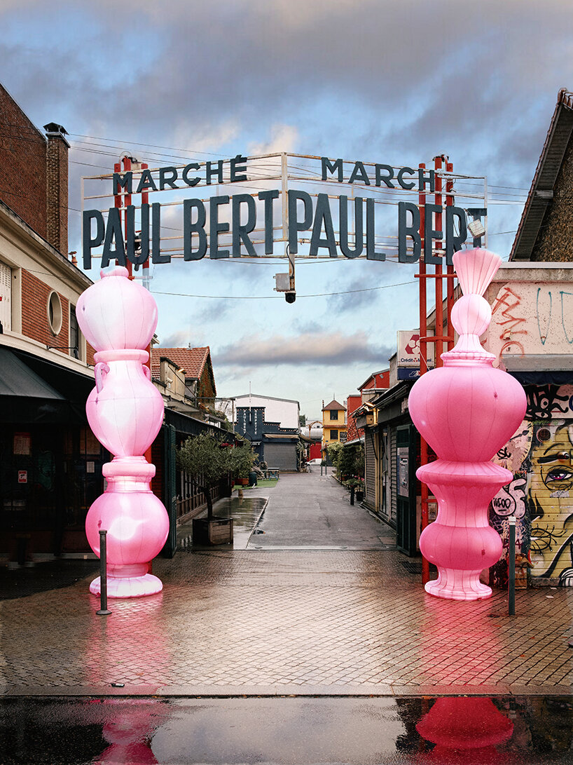 Una escultura inflable reinventa las antigüedades como expresión paradójica del icónico mercadillo de París