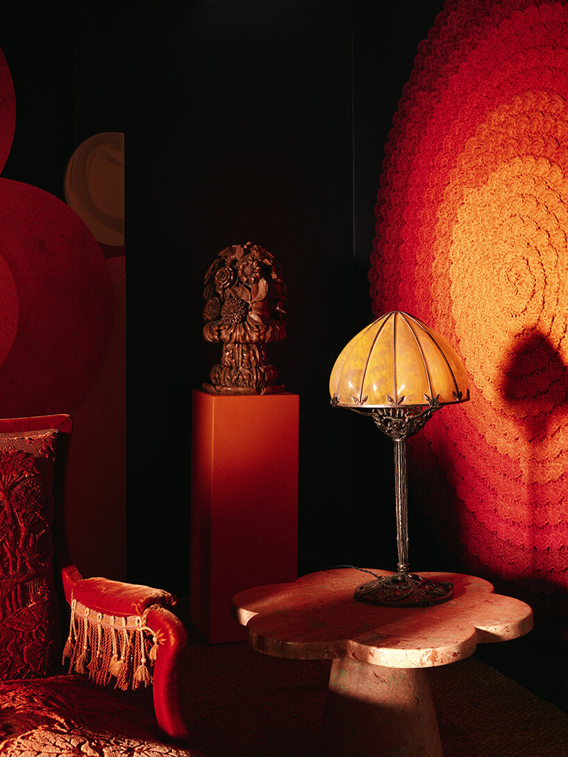 Una escultura inflable reinventa las antigüedades como expresión paradójica del icónico mercadillo de París