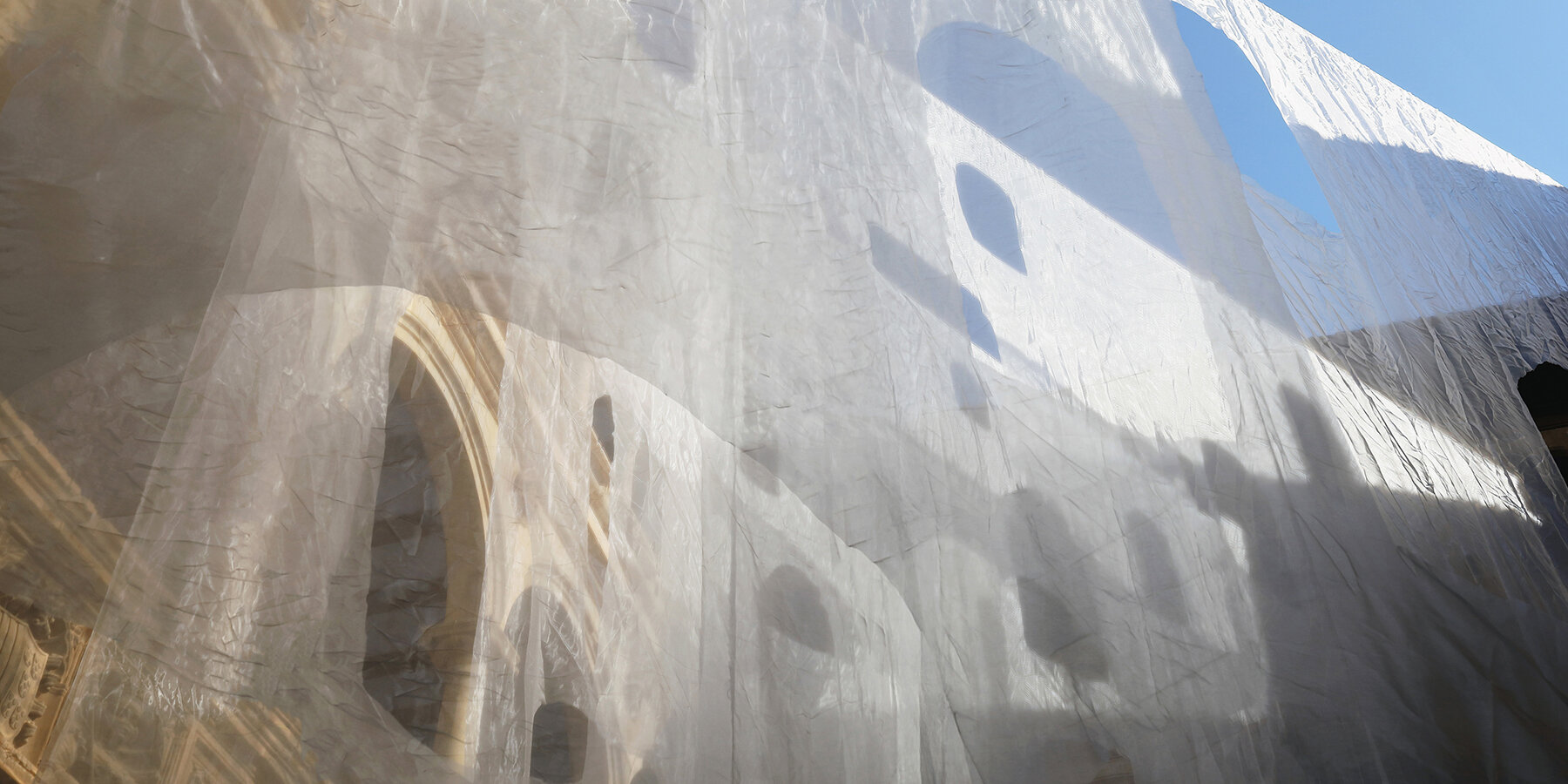 umbrales-de-ensueno-ephemeral-installation-else-design-luis-medina-reials-collegis-complex-tortosa-spain-designboom-1800-3