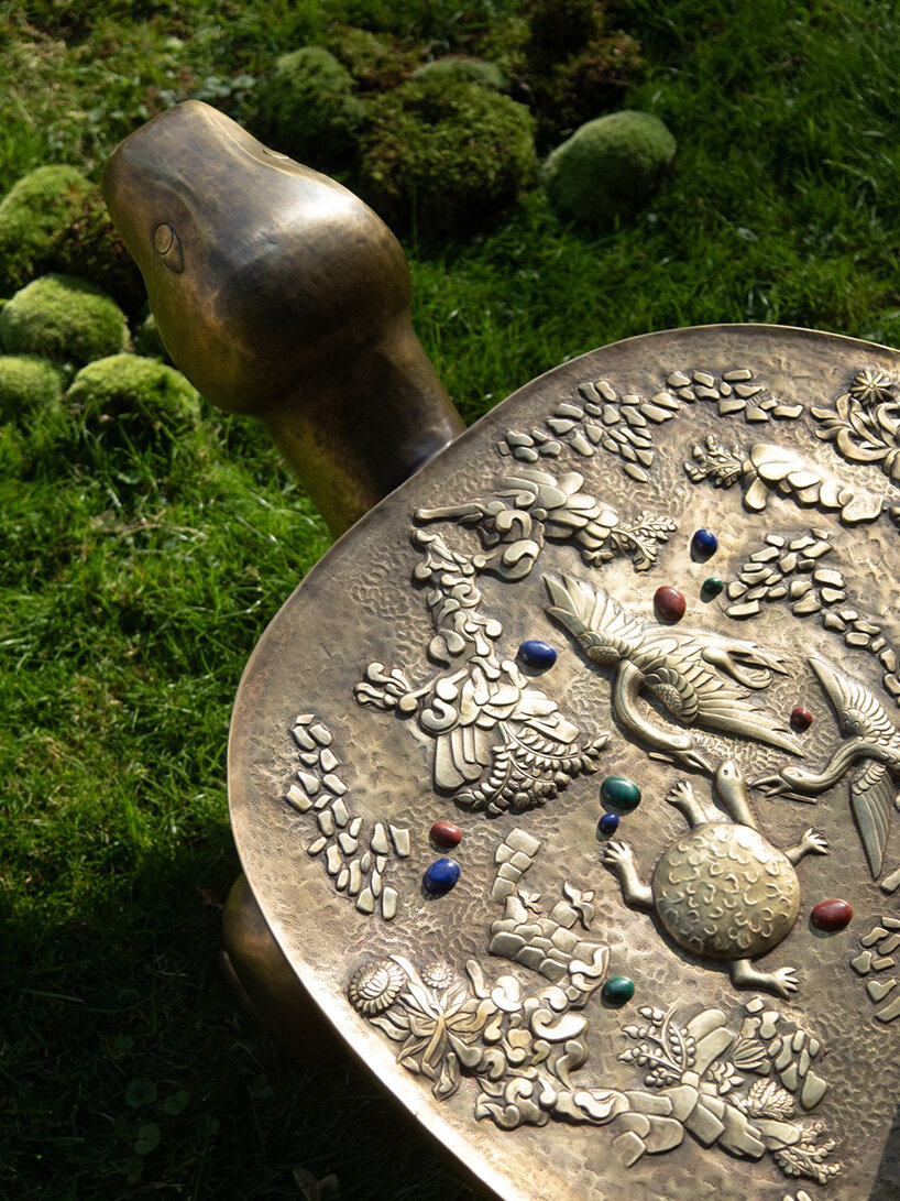 vikram goyal transforma un antiguo bestiario indio en una fragante escena parisina