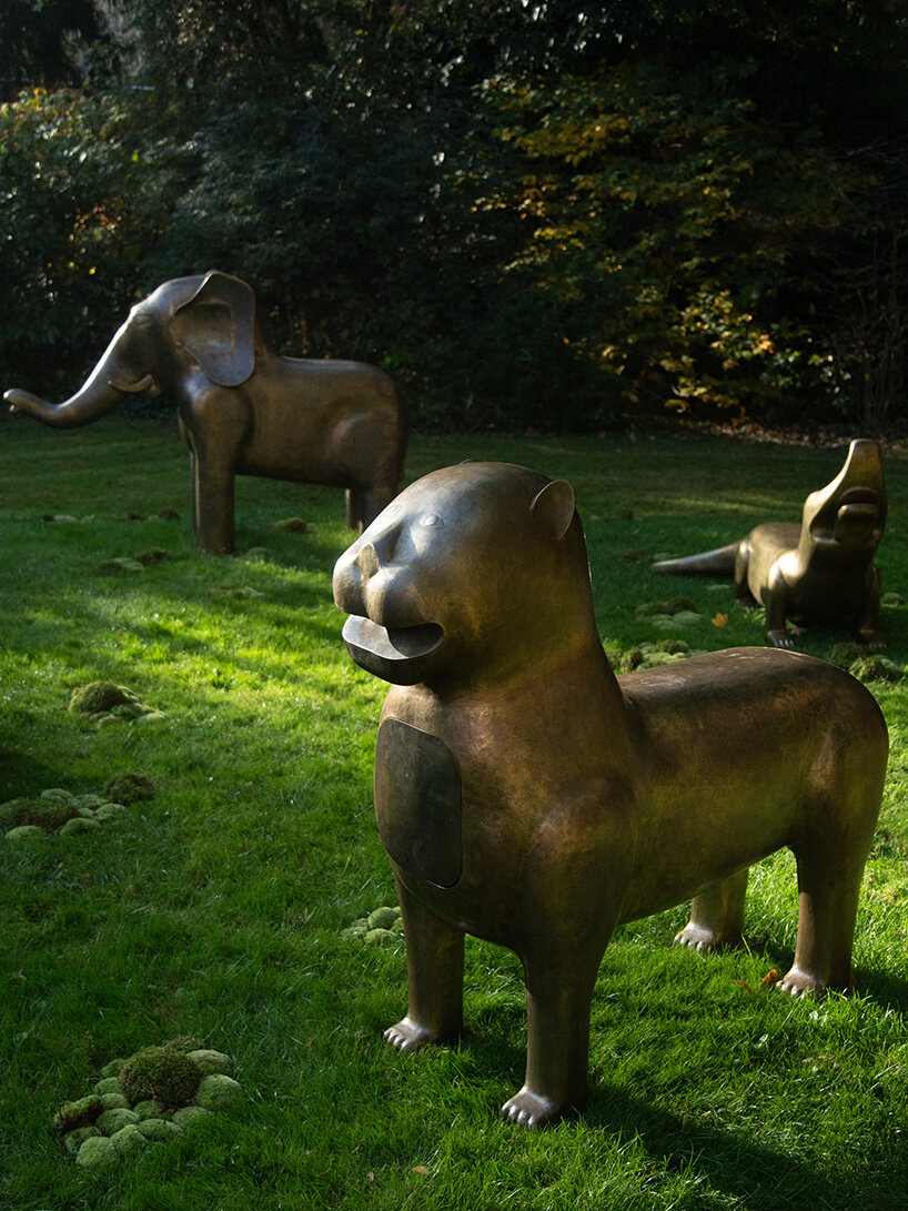 vikram goyal transforma un antiguo bestiario indio en una fragante escena parisina