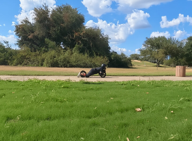 El creador usa el cinturón de zancos del pintor para fijar la rueda directamente a las piernas