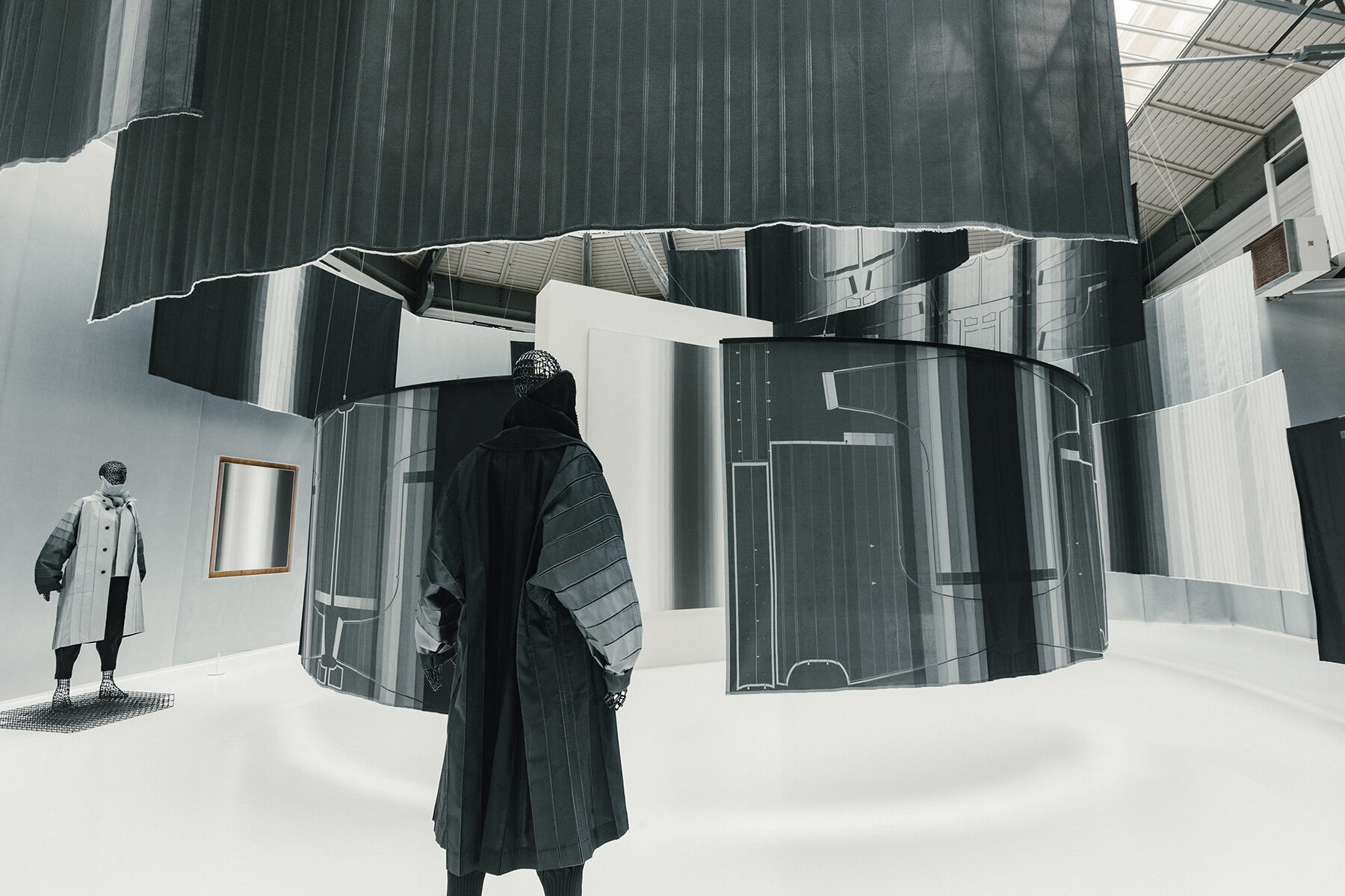 weaving-light-eugene-kangawa-a-poc-able-issey-miyake-photograms-fabric-designboom-large03