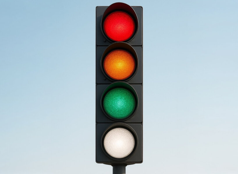 Imagen generada en ChatGPT con un mensaje que solicita agregar un cuarto color blanco claro en los semáforos