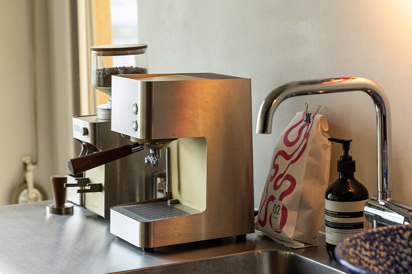 La máquina de café expreso zuriga E2-S de fabricación suiza ofrece precisión en un espacio compacto de tamaño A4