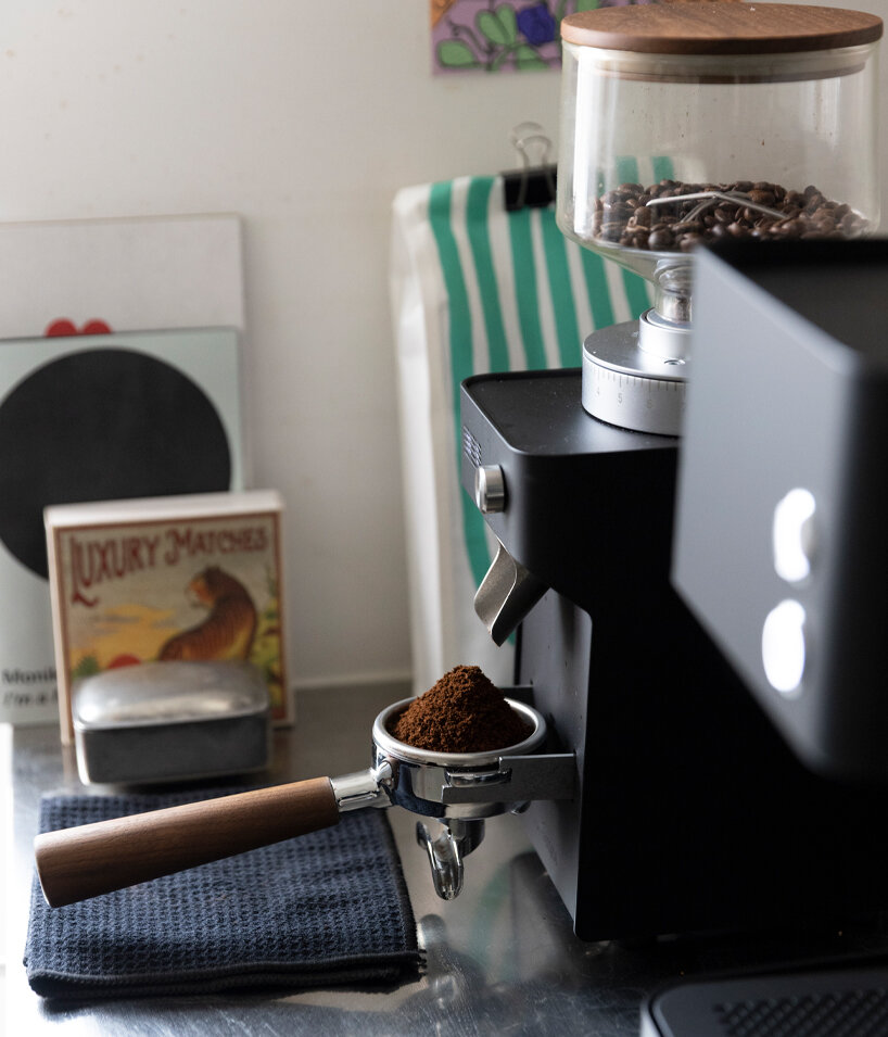 La máquina de café expreso zuriga E2-S de fabricación suiza ofrece precisión en un espacio compacto de tamaño A4