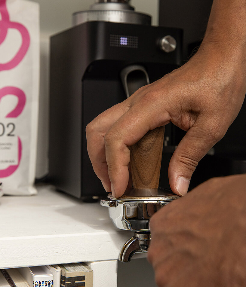 La máquina de café expreso zuriga E2-S de fabricación suiza ofrece precisión en un espacio compacto de tamaño A4