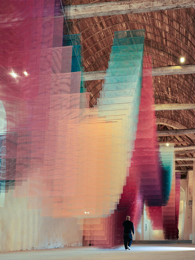 451 cuadrículas en una iglesia francesa forman los campos de color flotantes de tomislav topić