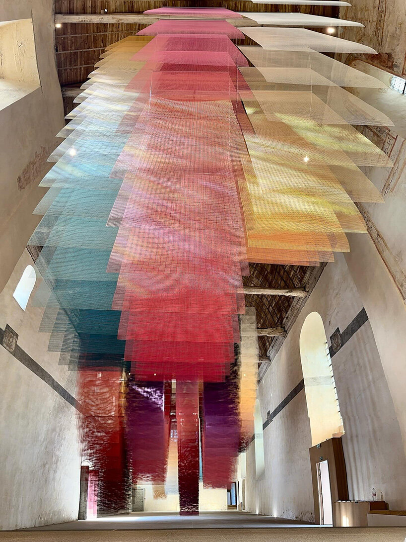 451 cuadrículas en una iglesia francesa forman los campos de color flotantes de tomislav topić
