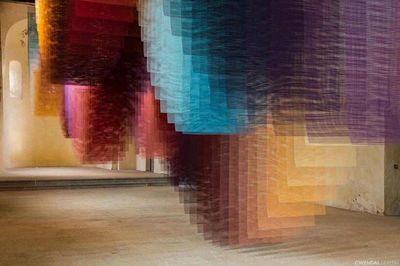 451 cuadrículas en una iglesia francesa forman los campos de color flotantes de tomislav topić