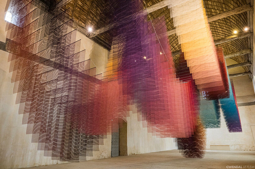 451 cuadrículas en una iglesia francesa forman los campos de color flotantes de tomislav topić