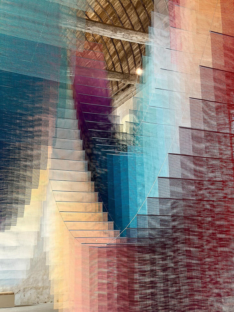 451 cuadrículas en una iglesia francesa forman los campos de color flotantes de tomislav topić