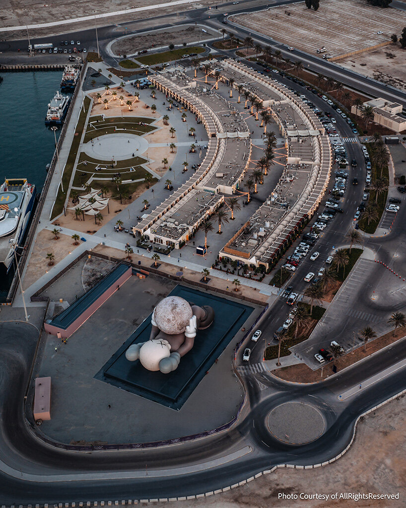 El compañero de 32 metros de KAWS se eleva como una luna brillante sobre el paseo marítimo de Abu Dhabi