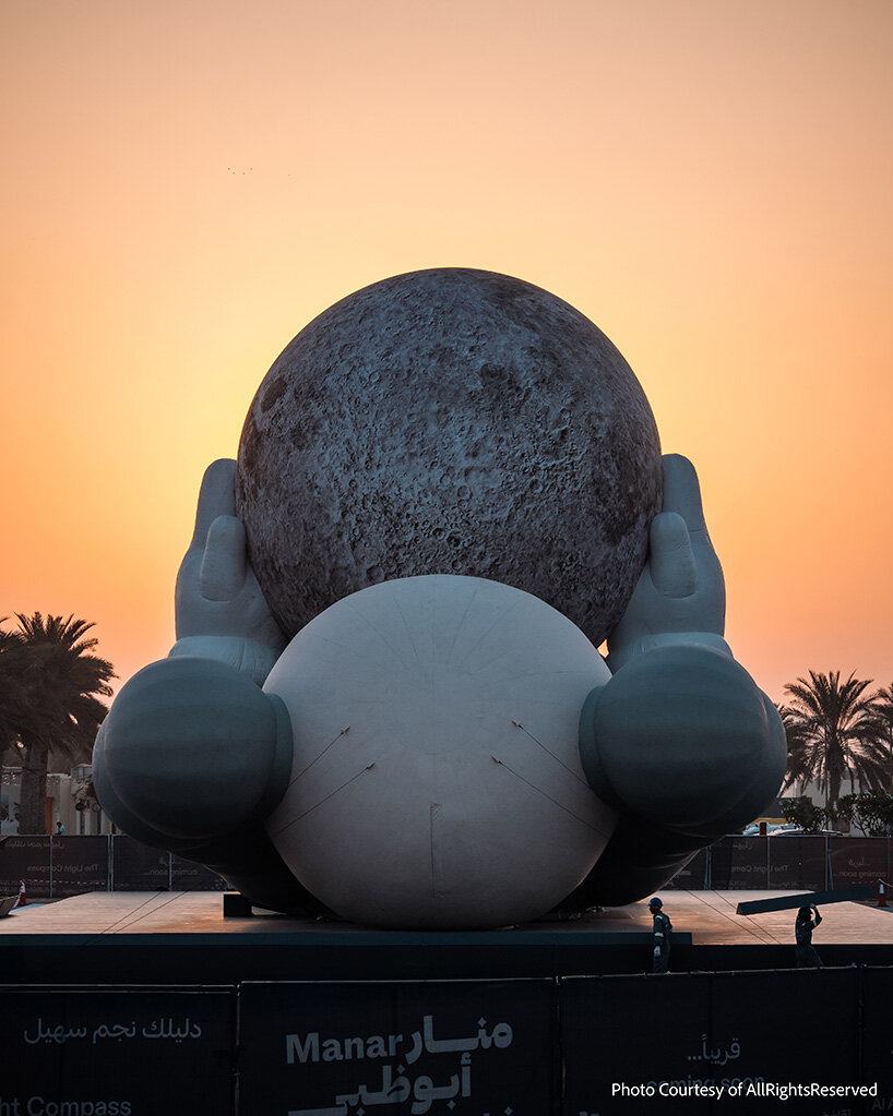 El compañero de 32 metros de KAWS se eleva como una luna brillante sobre el paseo marítimo de Abu Dhabi