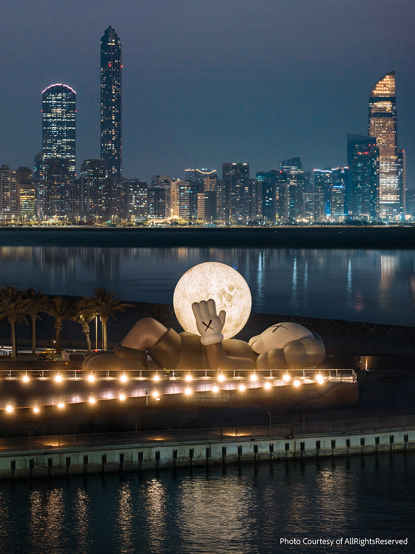 El compañero de 32 metros de KAWS se eleva como una luna brillante sobre el paseo marítimo de Abu Dhabi