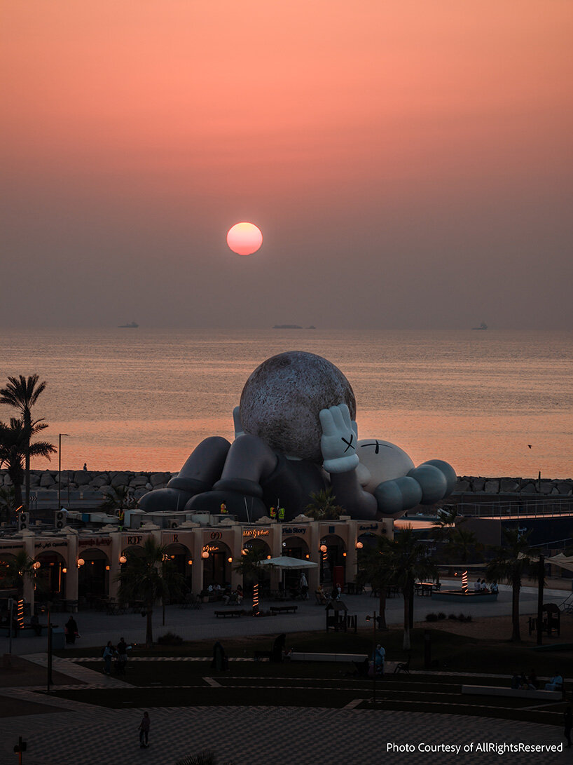 El compañero de 32 metros de KAWS se eleva como una luna brillante sobre el paseo marítimo de Abu Dhabi