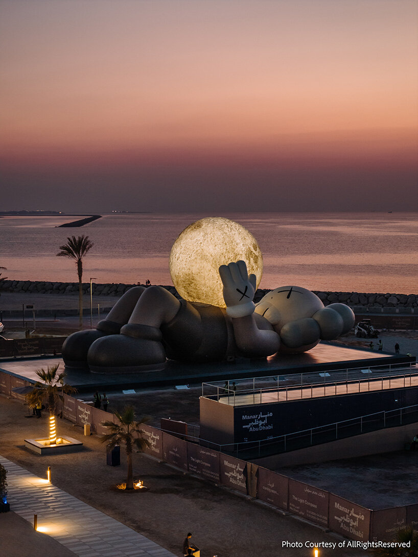 El compañero de 32 metros de KAWS se eleva como una luna brillante sobre el paseo marítimo de Abu Dhabi