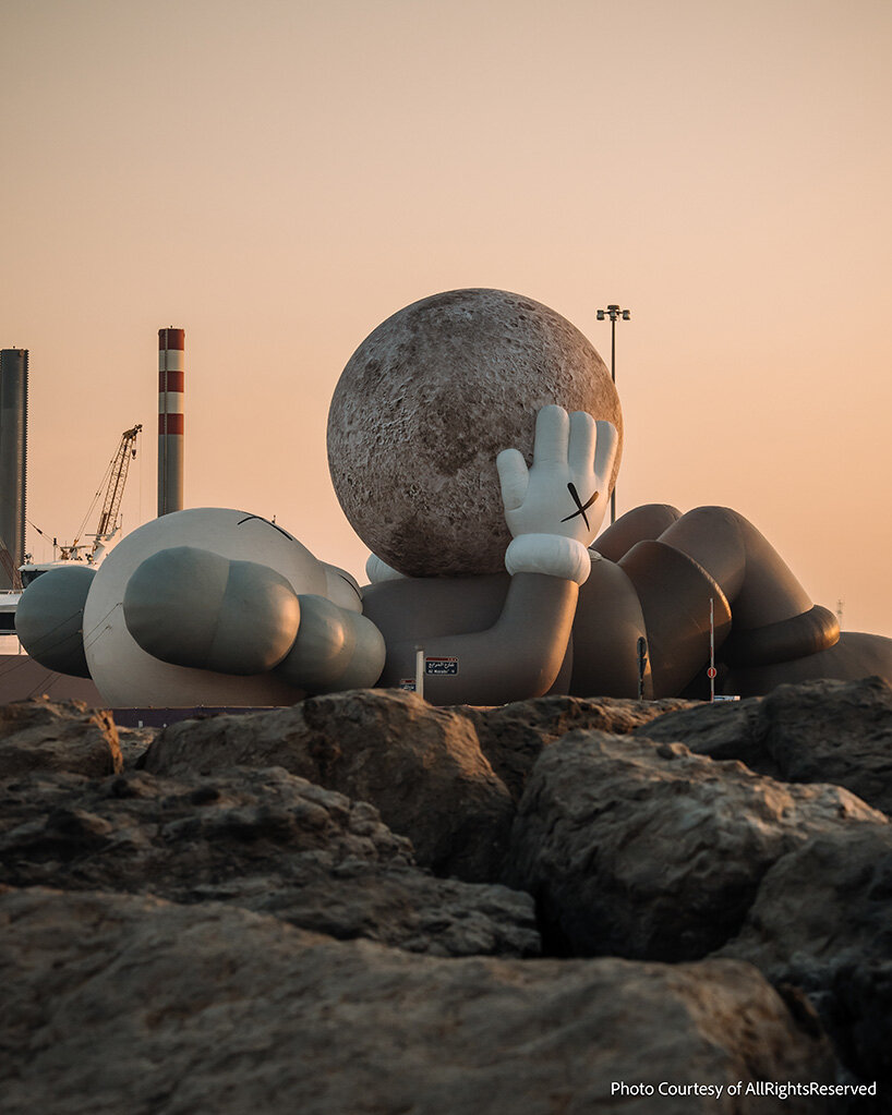 El compañero de 32 metros de KAWS se eleva como una luna brillante sobre el paseo marítimo de Abu Dhabi