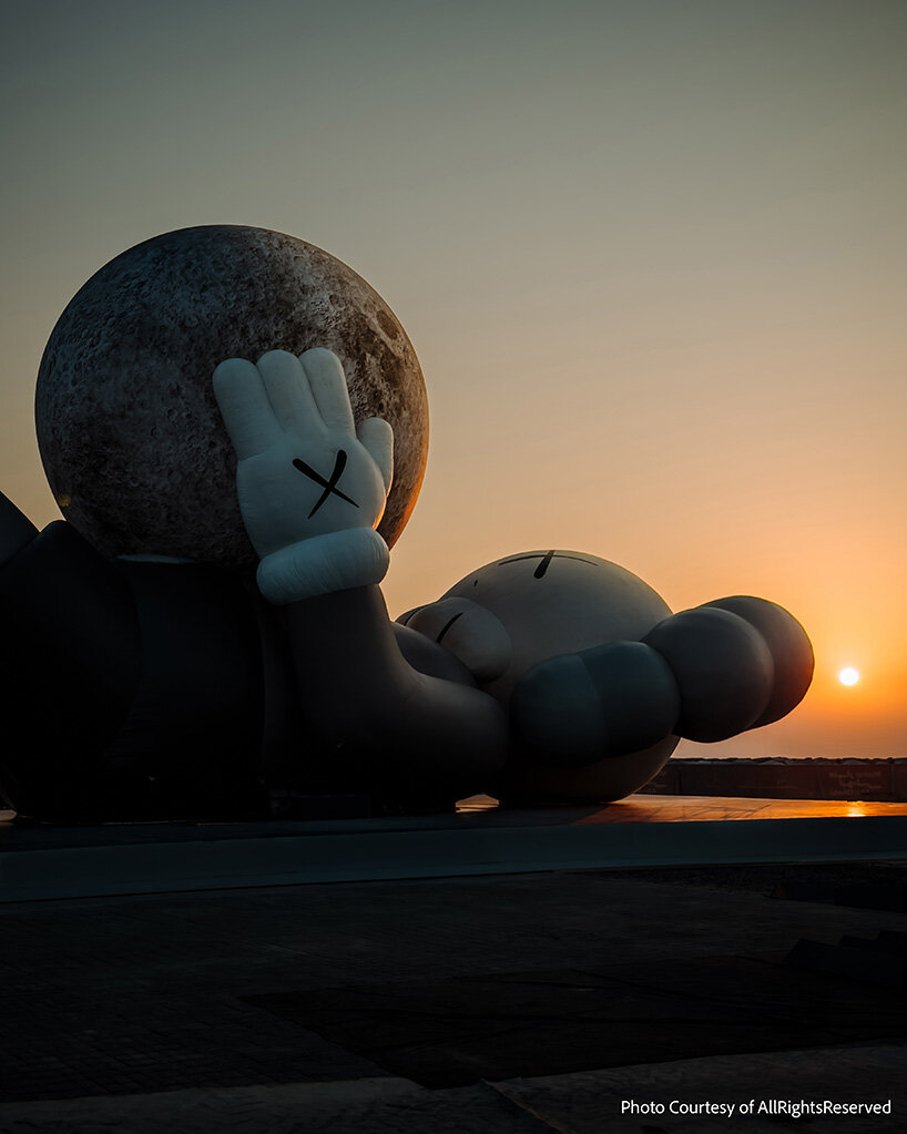 El compañero de 32 metros de KAWS se eleva como una luna brillante sobre el paseo marítimo de Abu Dhabi