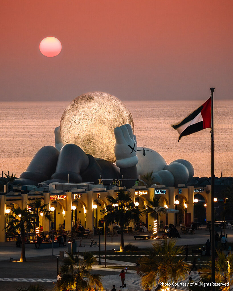 El compañero de 32 metros de KAWS se eleva como una luna brillante sobre el paseo marítimo de Abu Dhabi