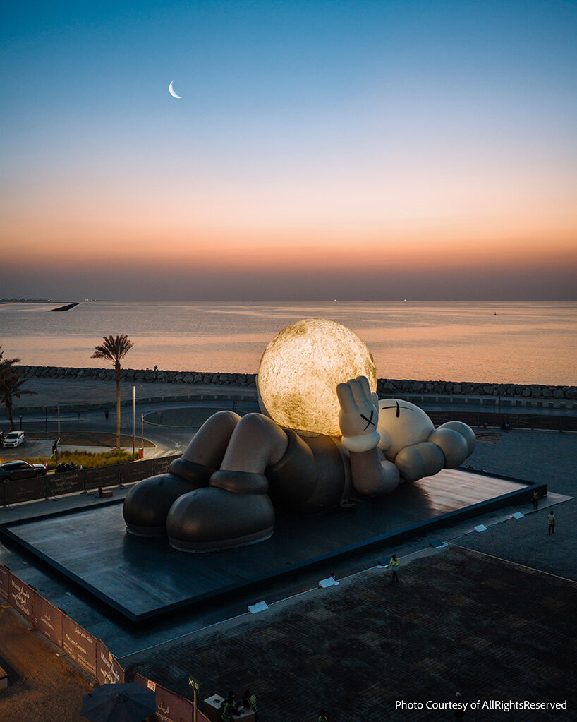 El compañero de 32 metros de KAWS se eleva como una luna brillante sobre el paseo marítimo de Abu Dhabi
