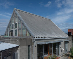 analogue's 1990s concrete-block house renovation in japan revives its structural layers