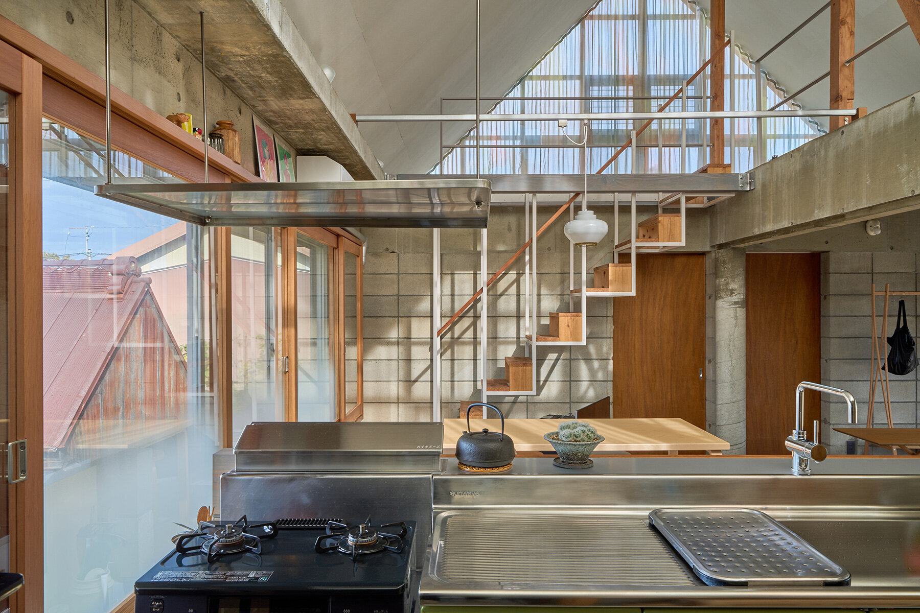 analogue-renovation-1990s-concrete-block-house-japan-structural-layers-designboom-large01