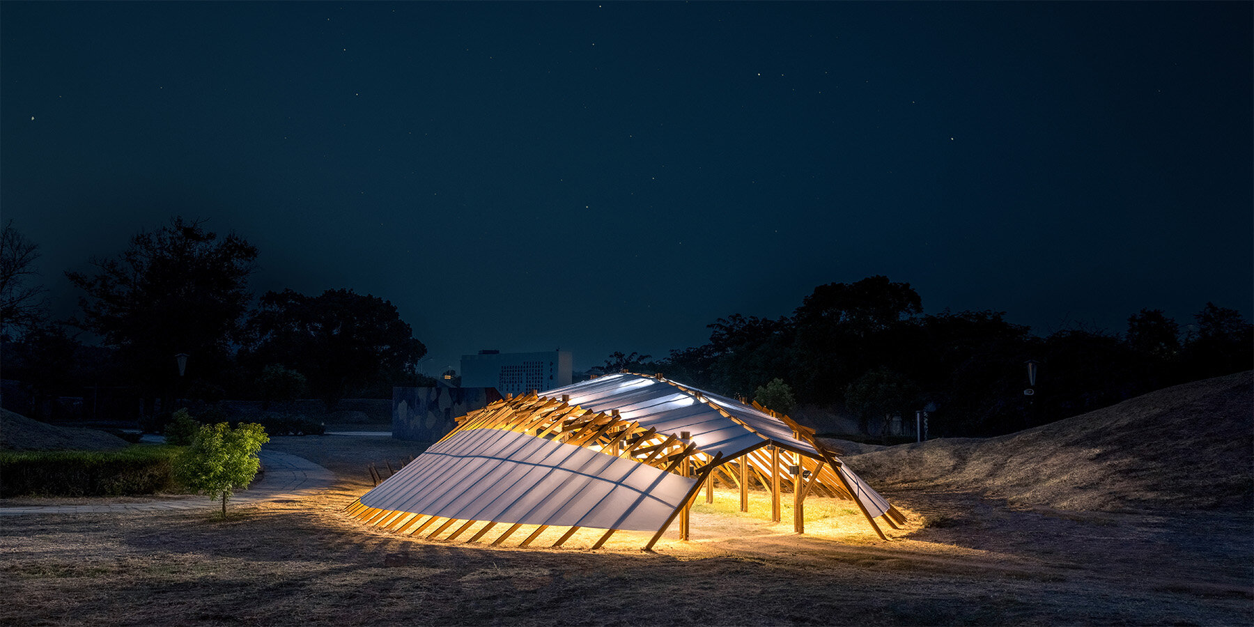arcing-timber-shell-installation-cheng-tsung-feng-horseshoe-crab-taiwan-designboom-large01