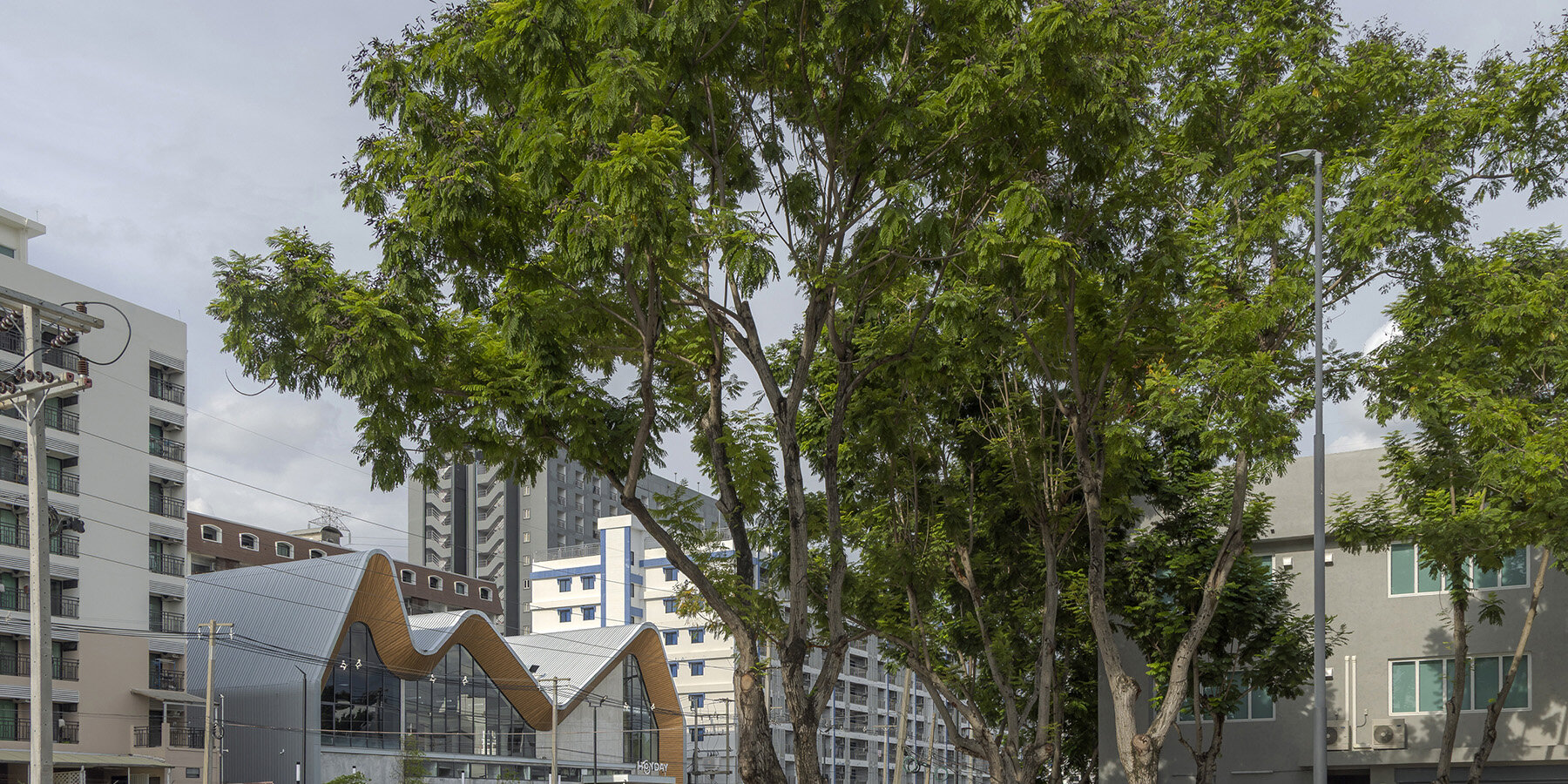 aswa-heyday-community-hub-bangkok-university-thailand-three-asymmetrical-volumes-designboom-1800-3