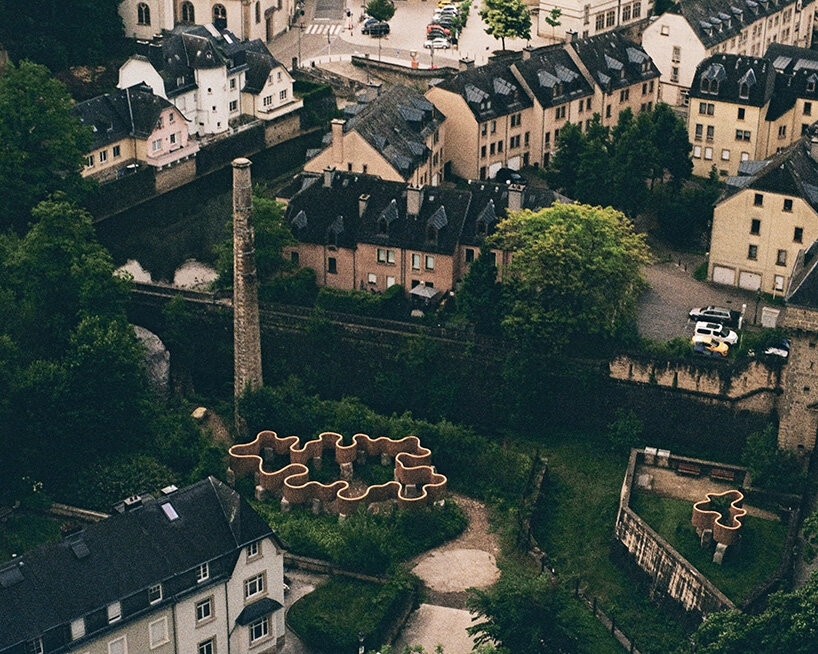 Atelier Faber apila juncos sobre arenisca de Luxemburgo para restaurar la porosidad del suelo en un antiguo pozo