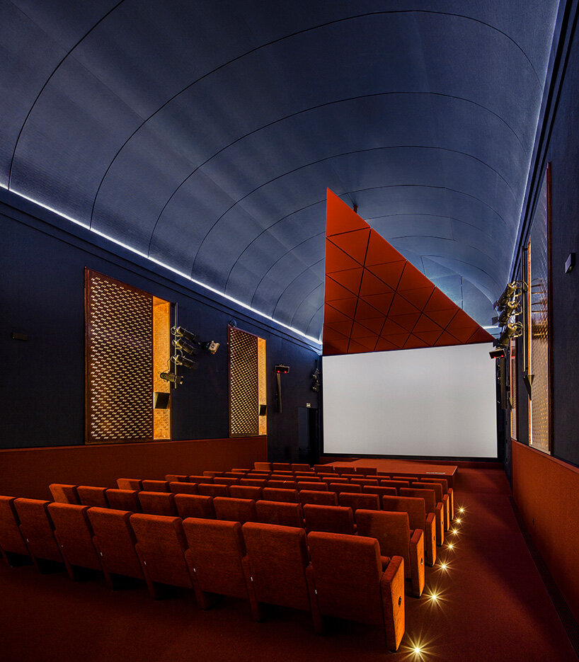 Bach transforma el auditorio Reina Sofía de Madrid bajo una cúpula azul en un cine de terciopelo rojo