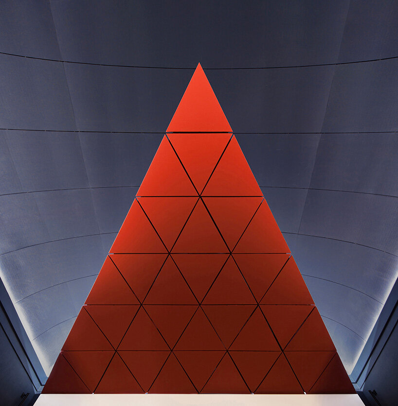 Bach transforma el auditorio Reina Sofía de Madrid bajo una cúpula azul en un cine de terciopelo rojo