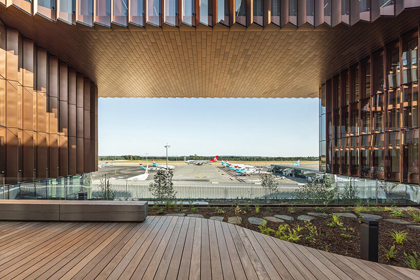 La “serpiente” de madera de BIG se eleva a medida que el centro de negocios Sky Garden de Luxemburgo se acerca a su finalización