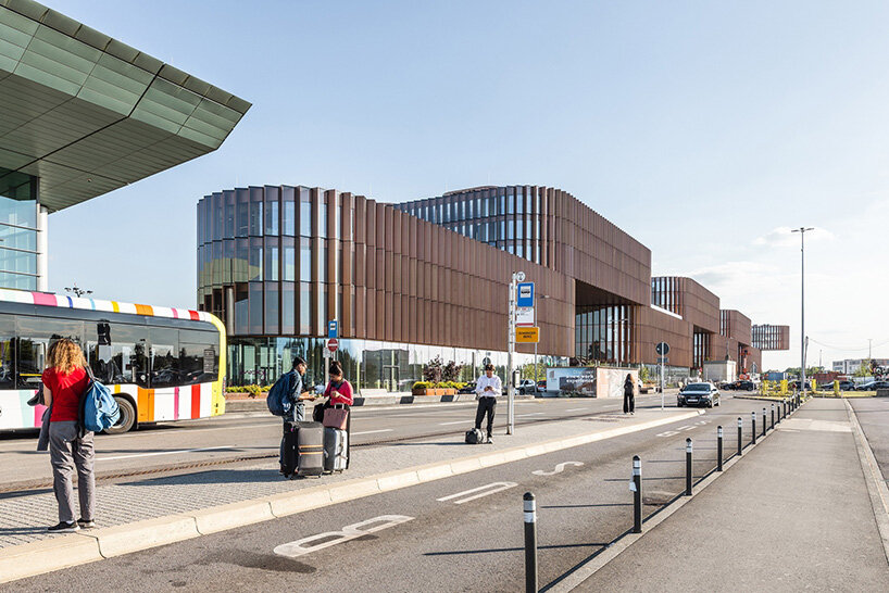 La “serpiente” de madera de BIG se eleva a medida que el centro de negocios Sky Garden de Luxemburgo se acerca a su finalización