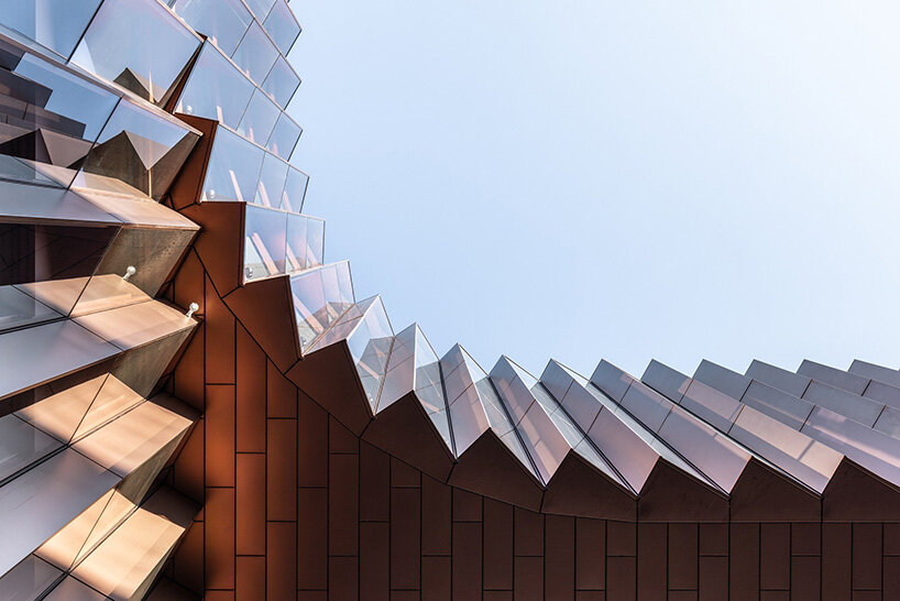 La “serpiente” de madera de BIG se eleva a medida que el centro de negocios Sky Garden de Luxemburgo se acerca a su finalización