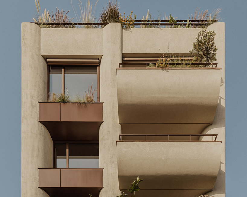 block722 celebra la Atenas medieval con una cálida casa lumen de madera