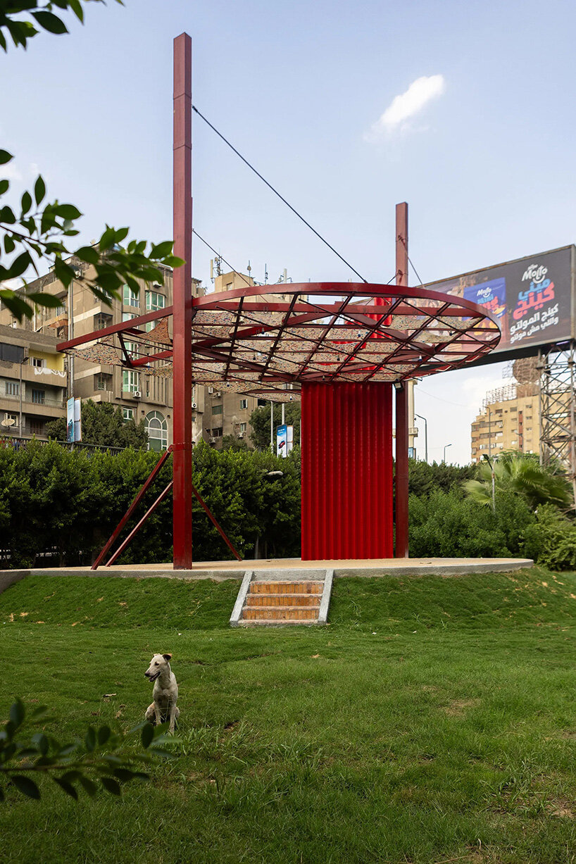 Un teatro al aire libre de color rojo brillante restablece el uso comunitario del parque de El Cairo en medio de la pérdida de espacios verdes