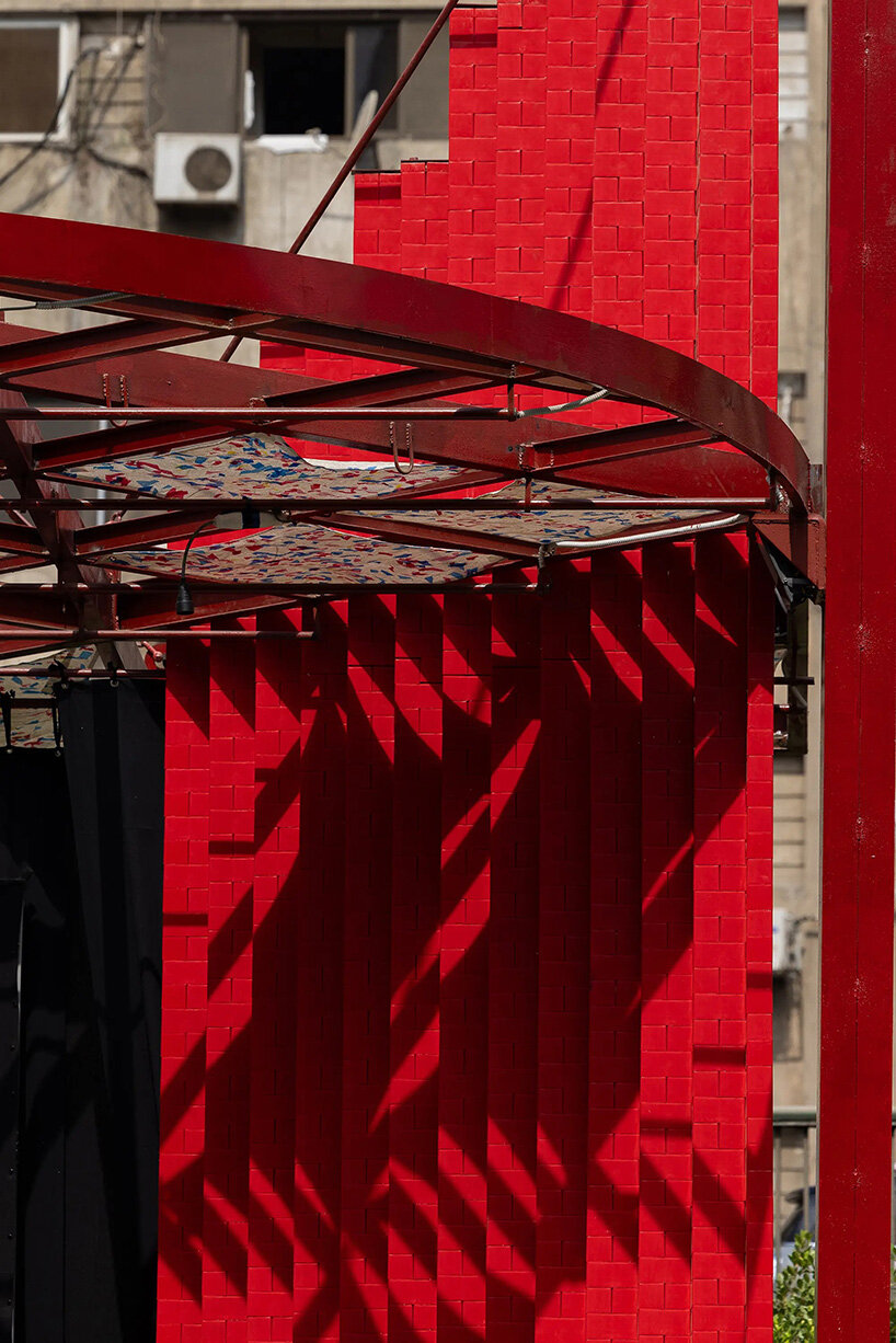Un teatro al aire libre de color rojo brillante restablece el uso comunitario del parque de El Cairo en medio de la pérdida de espacios verdes