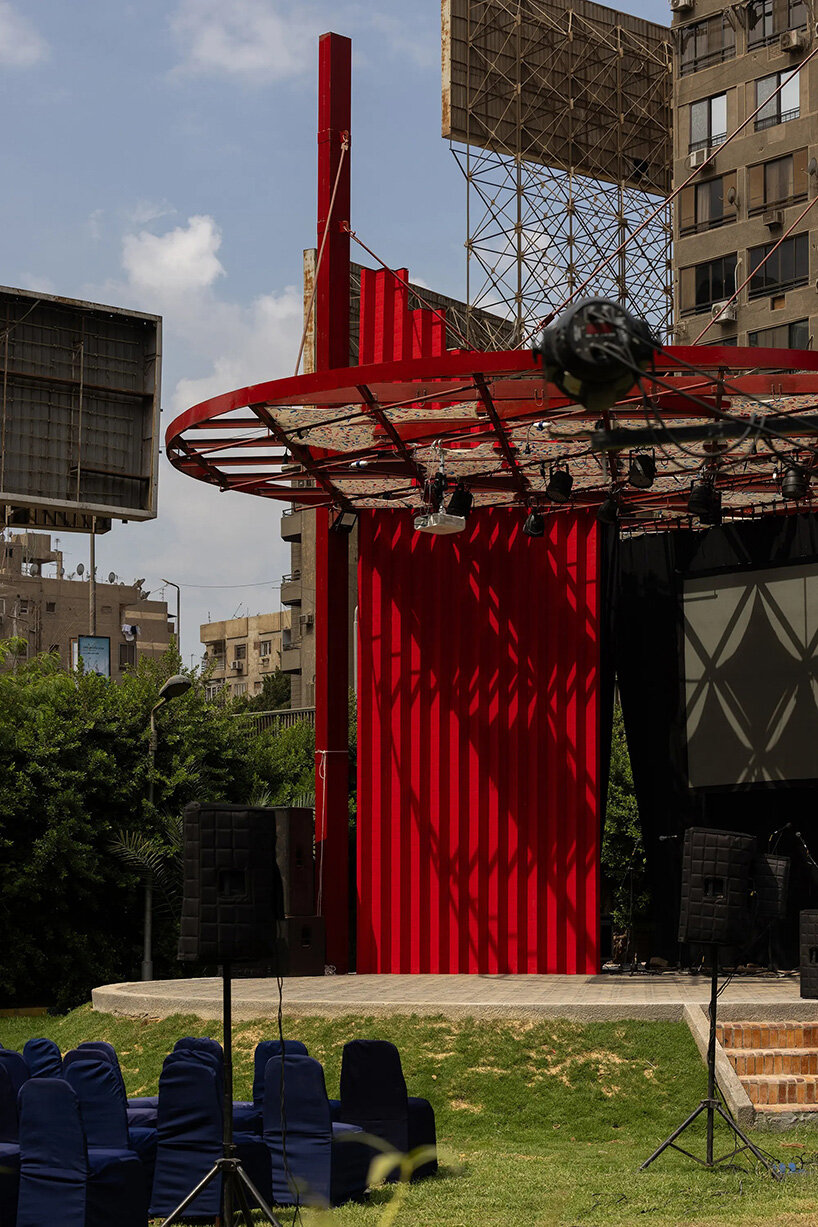 Un teatro al aire libre de color rojo brillante restablece el uso comunitario del parque de El Cairo en medio de la pérdida de espacios verdes