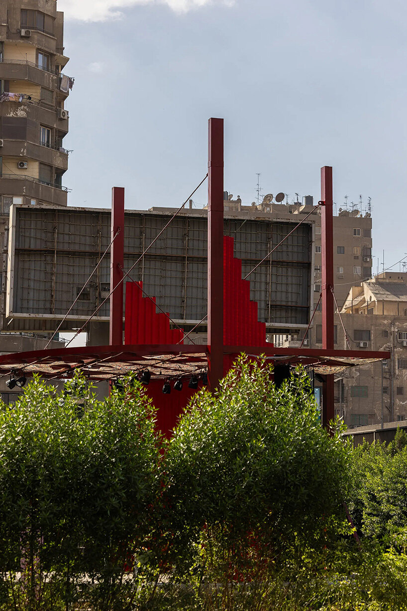 Un teatro al aire libre de color rojo brillante restablece el uso comunitario del parque de El Cairo en medio de la pérdida de espacios verdes