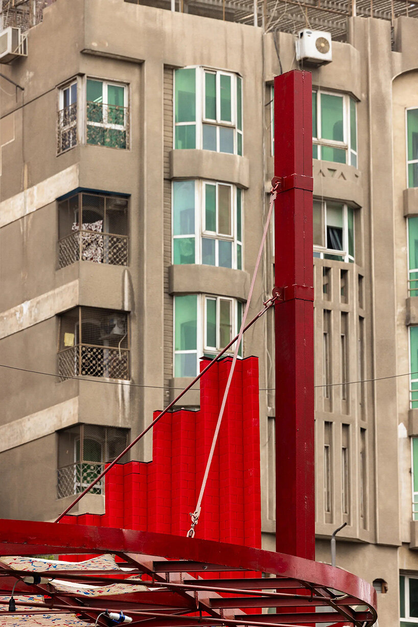Un teatro al aire libre de color rojo brillante restablece el uso comunitario del parque de El Cairo en medio de la pérdida de espacios verdes