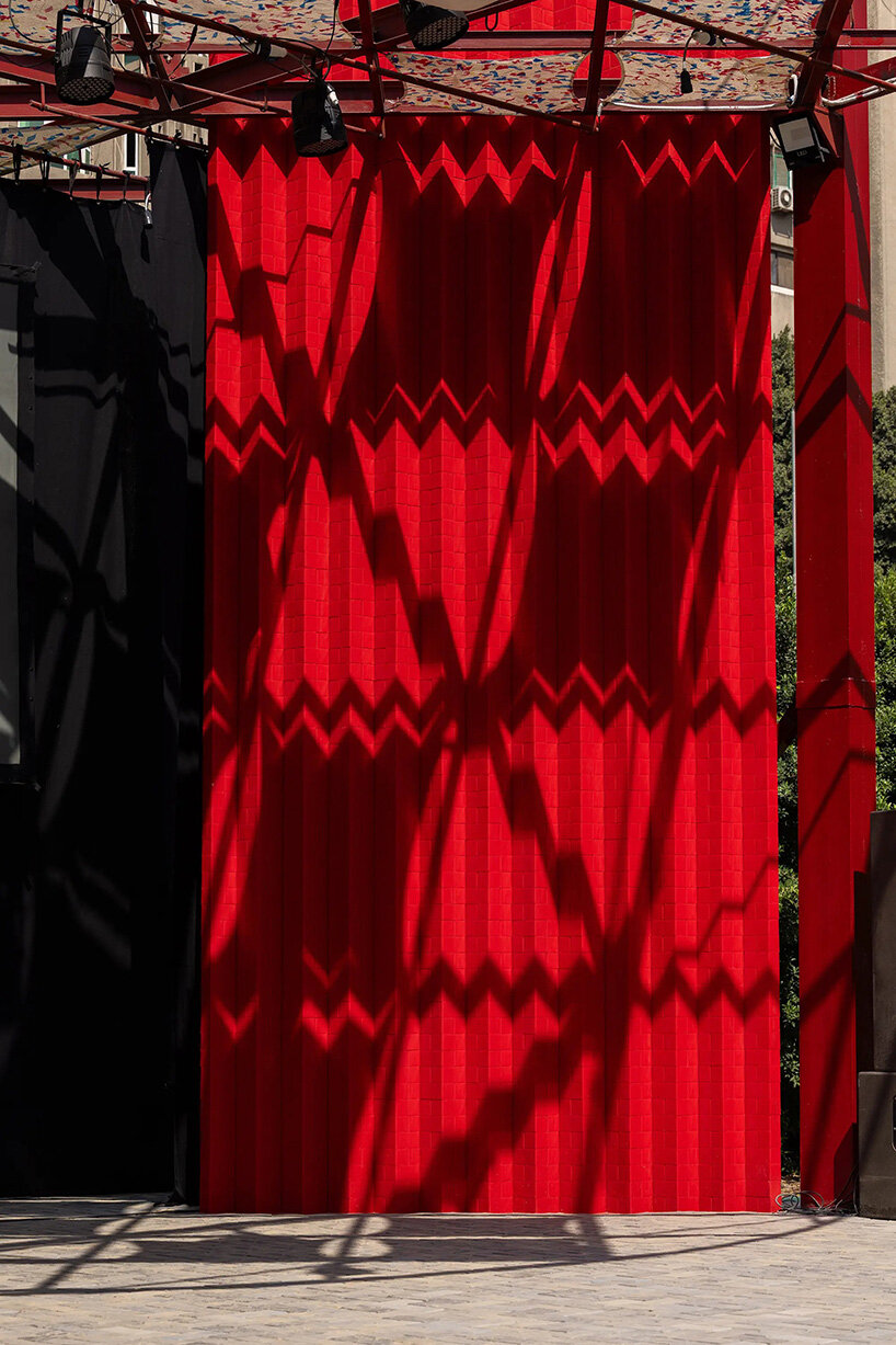 Un teatro al aire libre de color rojo brillante restablece el uso comunitario del parque de El Cairo en medio de la pérdida de espacios verdes