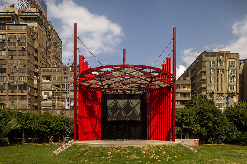 Un teatro al aire libre de color rojo brillante restablece el uso comunitario del parque de El Cairo en medio de la pérdida de espacios verdes