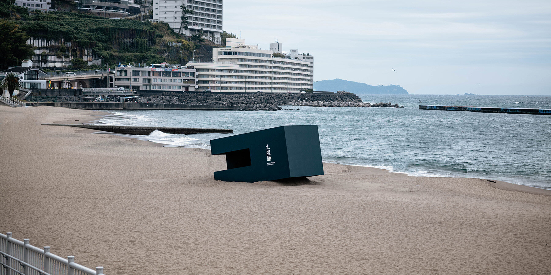 buried-souvenir-shop-naoshi-kondo-atami-japan-designboom-1800-2