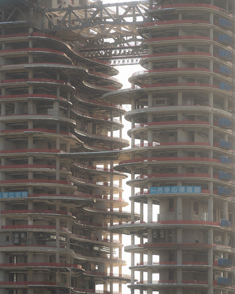 El Centro Yidan con forma de cañón de Zaha Hadid Architects se levanta en el Distrito Cultural de Shenzhen