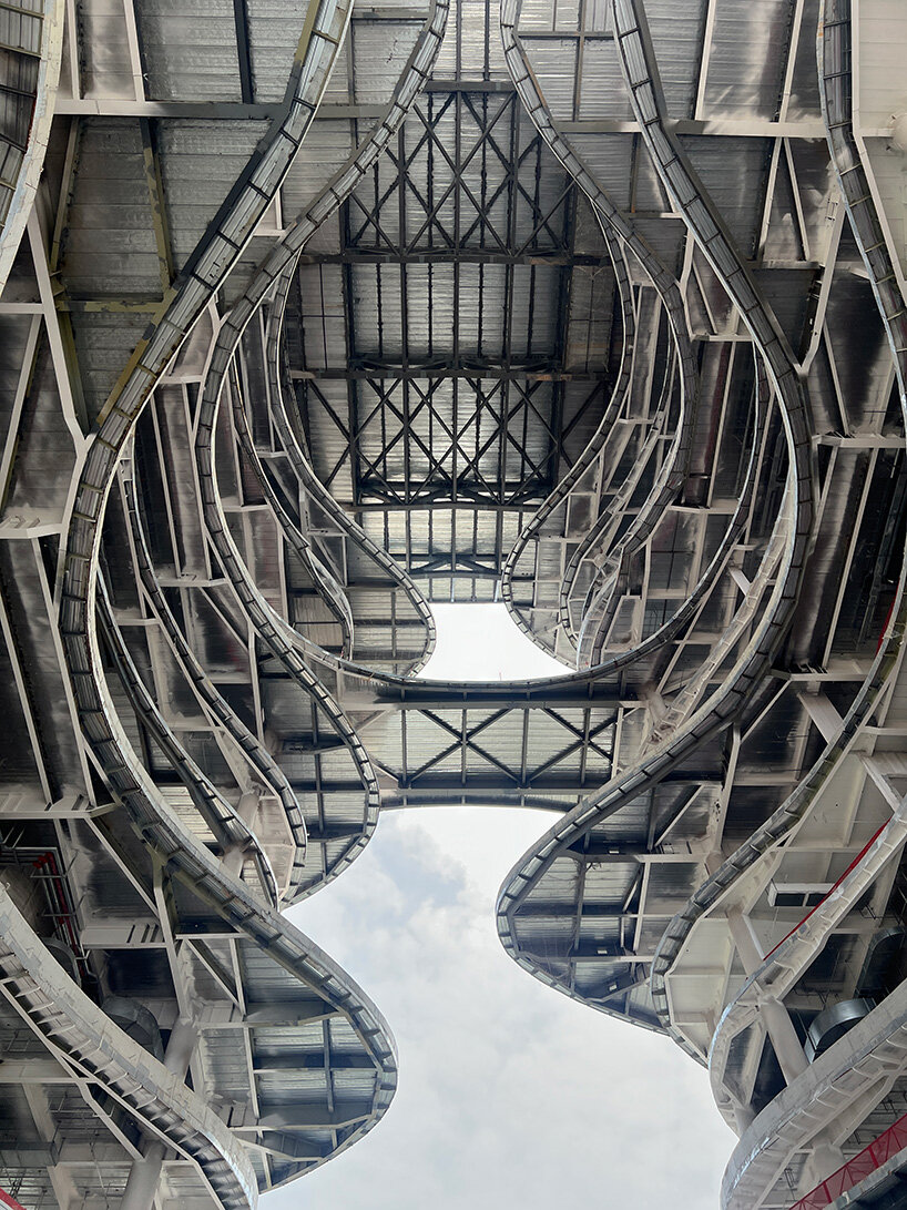 El Centro Yidan con forma de cañón de Zaha Hadid Architects se levanta en el Distrito Cultural de Shenzhen