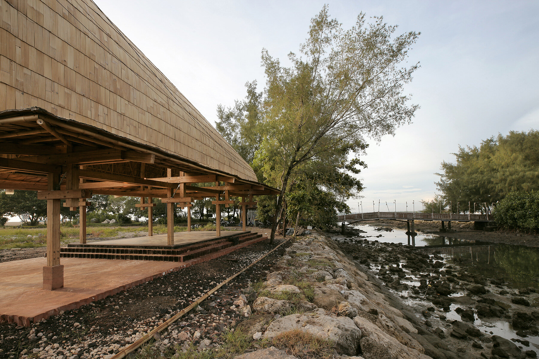 carbon-negative-bamboo-pavilion-cave-urban-disused-site-community-hub-bali-designboom-large02