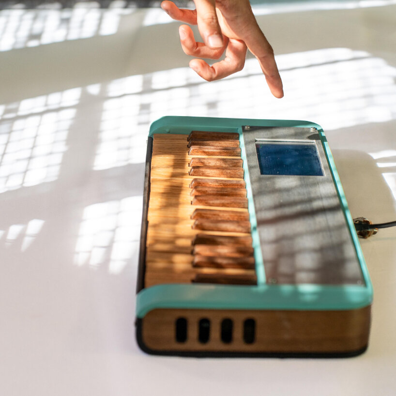 sintetizador de cartón teclas de madera